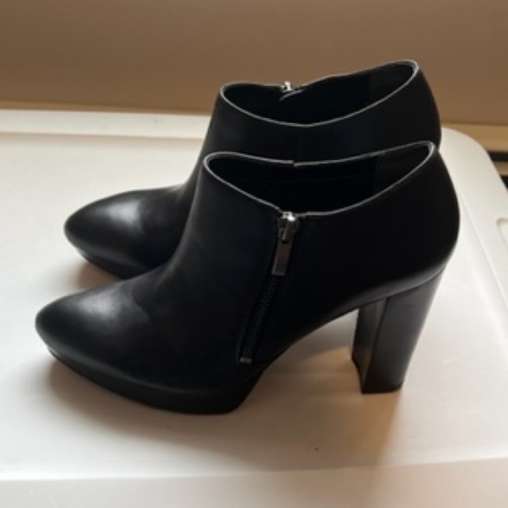 Franco Sarto ankle heel boots black in size 7 1/2